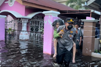Aksi Kapolsek di Riau Evakuasi Nenek 65 Tahun dari Rumah yang Kebanjiran