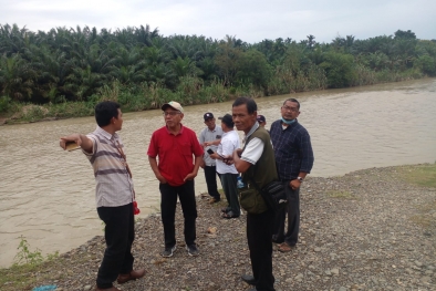 Rezeki Petani Sawit di Desa ini Tergerus Sungai