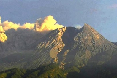 Gunung Merapi Muntahkan Awan Panas Sejauh 1,8 Kilometer