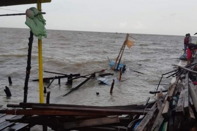 Sedih, Ratusan Rumah Suku Laut di Inhil Hancur Lebur Dihajar Ombak