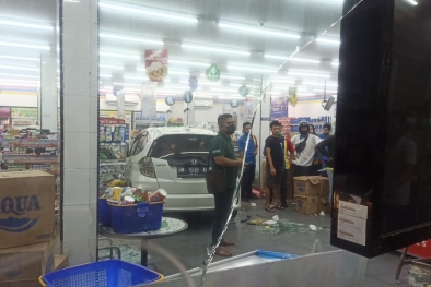 Lagi Parkir, Honda Jazz Mendadak Seruduk Indomaret di Pekanbaru