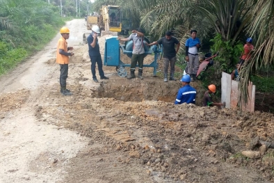 Perusahaan Sawit ini Berinisiatif Rawat dan Perbaiki Jalan Milik Pemda