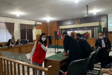 Terdakwa Investasi Bodong Menangis Dituntut 12 Tahun Penjara di Riau