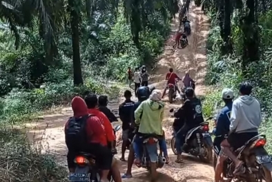 Hujan, Jalan Kebun Sawit Jadi Membahayakan