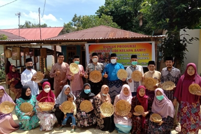 Kelompok Emak-emak Ini Dapat Cuan Banyak Dari Lidi Sawit