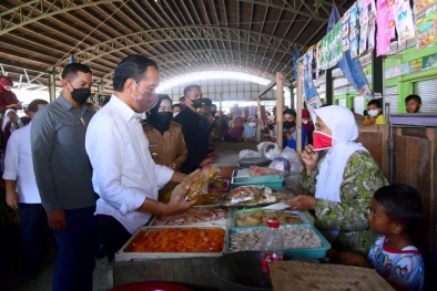 Bagikan BLT Migor, Jokowi Tawar Dagangan dari Rp5.000 Jadi Rp2.000, Tapi...
