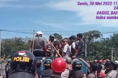 Lemparkan Sawit ke Polisi, Pendemo Dijatuhkan dari Atas Truk