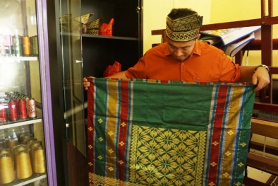 Tenun Songket, Potensi Ekonomi Kreatif yang Menunggu Dipoles