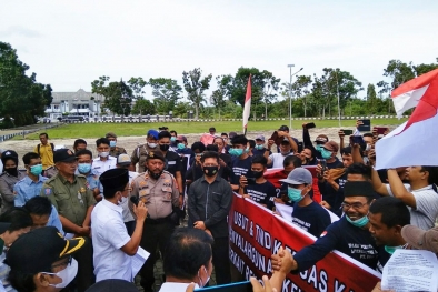 Geruduk Kantor Bupati Mukomuko, Masyarakat Tolak Perpanjangan HGU PT DDP