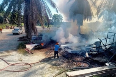 Kebakaran Hebat Ludeskan Satu Unit Gudang Pupuk