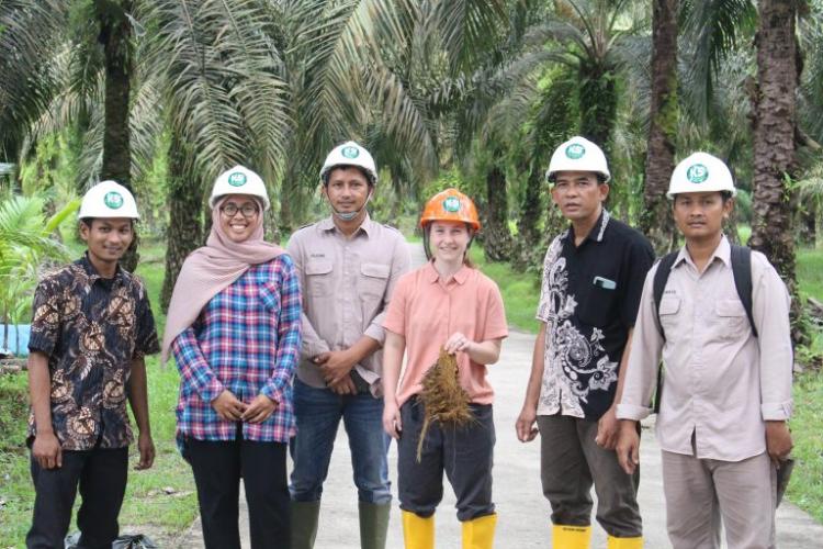 Petani Sawit Didatangi Bule dari Amerika, ini yang Ditawarkan