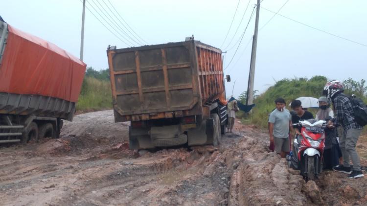 Sudah Ditindak, tapi Angkutan ODOL Tetap Lintasi Jalan Rusak