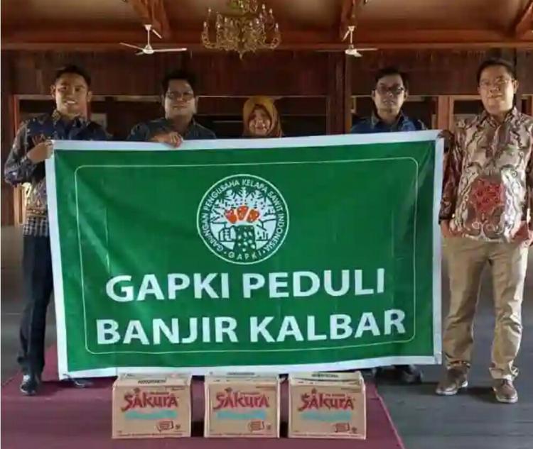 Gapki Kalbar Salurkan Bantuan untuk Korban Banjir