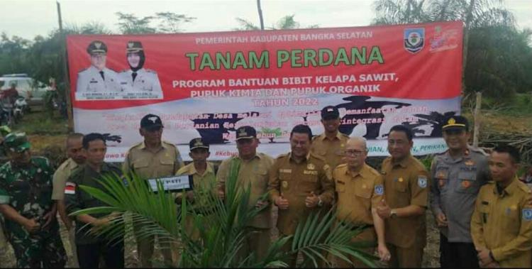 Tunaikan Janji Kampanye, Bibit Sawit dan Pupuk Dibagikan