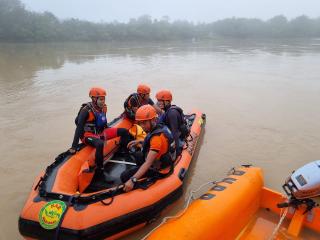 Supir yang Tenggelam Bersama 4 Truk Sawit Belum Ditemukan