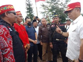 Perusahaan Sawit ini Dipasangi Portal Adat, ini Pemicunya