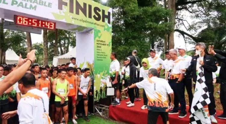 Kampanye Sawit Baik, Pelari Diajak Berpacu di Trek Becek Berlumpur