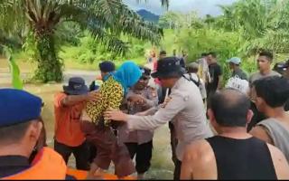 7 Jam Bergelayut di Pelepah Sawit, Korban Banjir Berhasil Diselamatkan