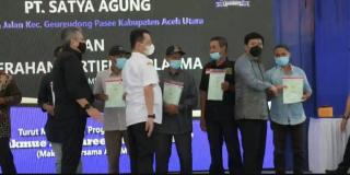 Menteri ATR/BPN Serahkan Sertifikat Kebun Plasma ke Petani
