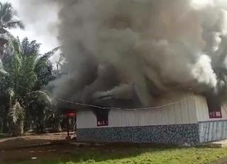 Massa Bakar Aset Perusahaan Perkebunan Sawit di Lampung Tengah