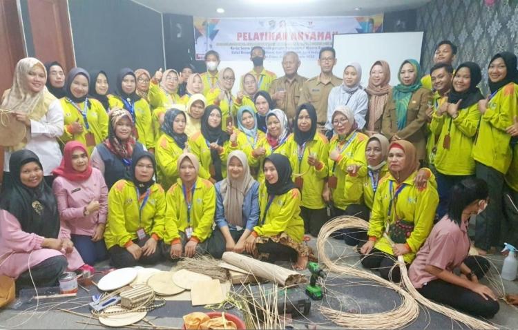 Pengrajin Anyaman Dilatih Tingkatkan Mutu Produk