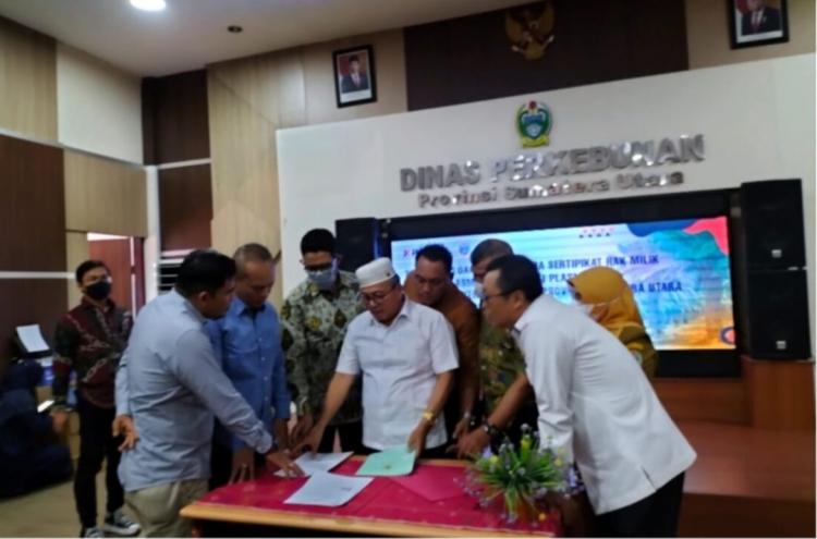 Difasilitasi KPPU, Petani Plasma Akhirnya Terima Sertifikat Kebunnya