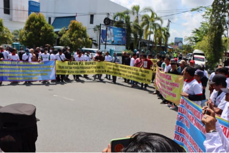 Tanah Desa Diduga Dijual ke Perusahaan, Warga Demo