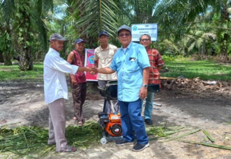 Dongkrak Produksi, Perajin Kompos Dibuatkan Mesin Pencacah Daun Sawit