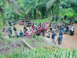 Rebutan Panen dengan Perusahaan, Warga Duduki Kebun Sawit