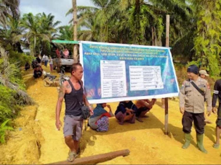 Warga Pasang Plang Larangan Panen di Kebun Sawit PT RAP