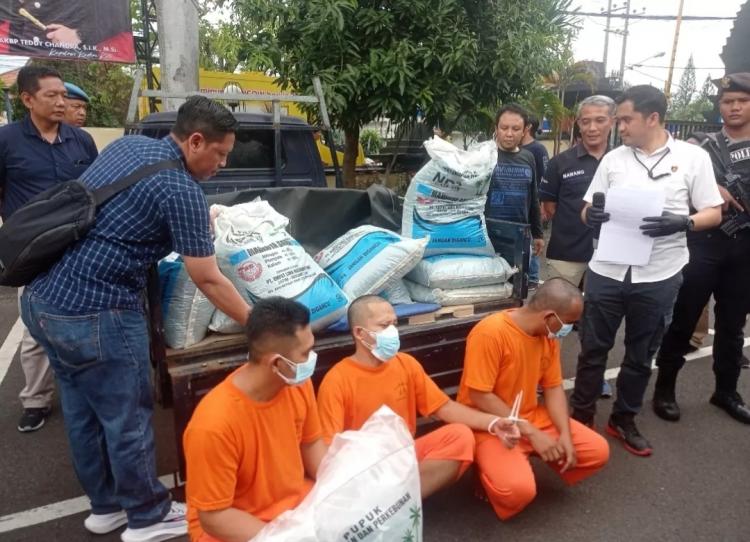 Diedarkan Hingga Sumatera dan Kalimantan, Sindikat Pupuk Ilegal Diringkus di Jatim