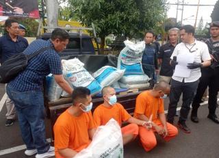 Diedarkan Hingga Sumatera dan Kalimantan, Sindikat Pupuk Ilegal Diringkus di Jatim