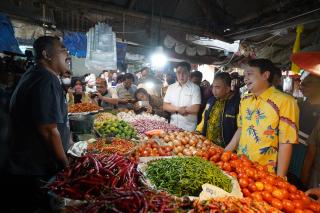 Pantau Bapok di Pasar Segiri Samarinda, Wamendag Temukan Harga  Minyakita Rp16.000/Liter