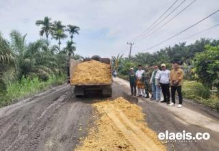 Ruas Jalan Lintas Rengat-Tembilahan Diperbaiki Secara Swadaya 