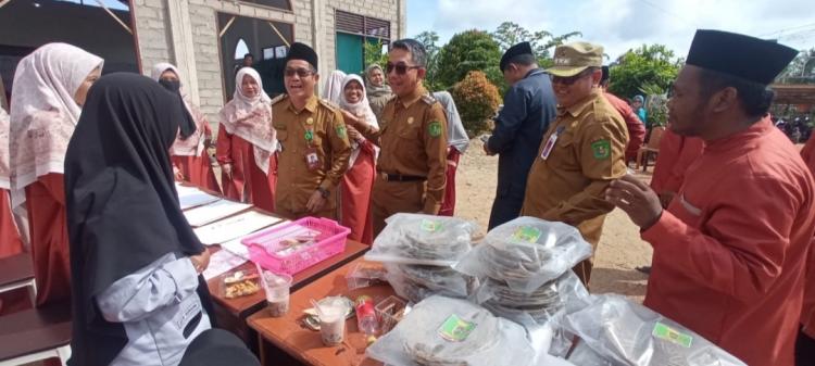 Bantu Mualaf, Siswa SMPIT Jual Produk Kerajinan Tangan