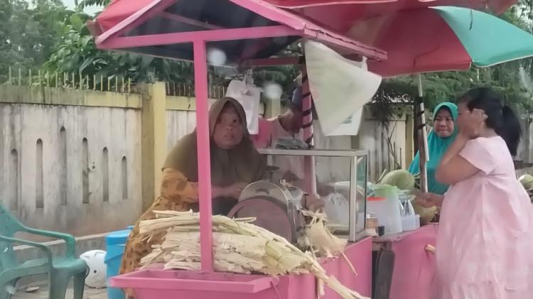 Panen Seret, Petani Sawit Jualan Es Tebu Selama Ramadan