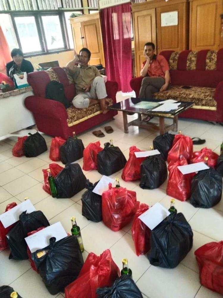 SMP 5 Kaur Bagi THR untuk Guru dari Hasil Kebun Sawit