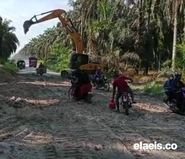 Turunkan Alat Berat, Sutoyo Benahi Jalan Perkebunan di Lubuk Batu Jaya Inhu