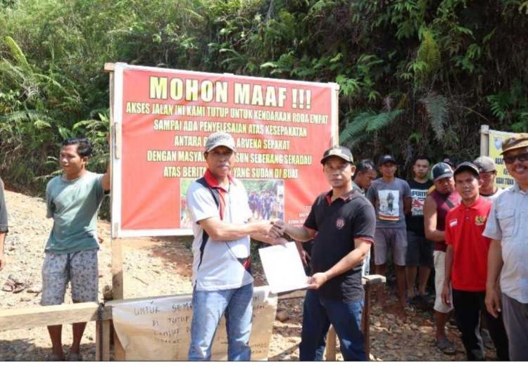 Laksanakan Kesepakatan, Warga Buka Blokade Jalan Perusahaan