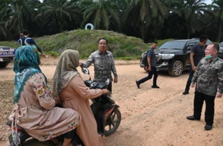 Jalan Rusak Karena Truk Sawit, Cik Ujang Kesal Jadi Sasaran Kritik
