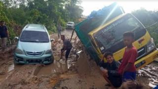 Kontribusi Perusahaan Sawit Perbaiki Jalan Diapresiasi, yang Lain Mana?