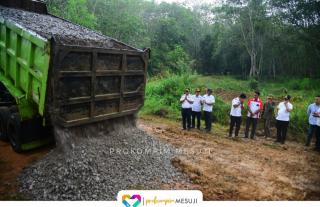 Rusak, Koperasi Petani dan Perusahaan Perbaiki Jalan Penghubung Dua Desa