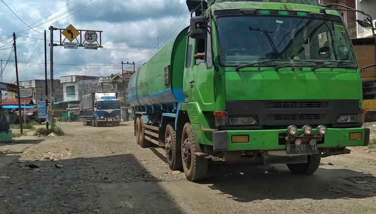 Rusak Berat, Warga Minta Truk Besar Jangan Lewat Jalan Bagan Sinembah