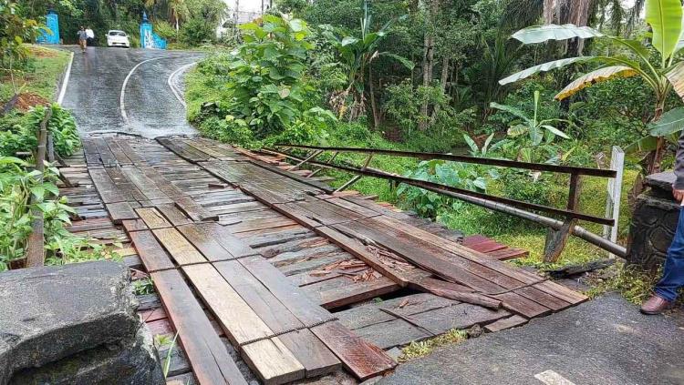 Jembatan Kayu Rusak, Pengangkutan TBS Sawit Masyarakat Terhambat