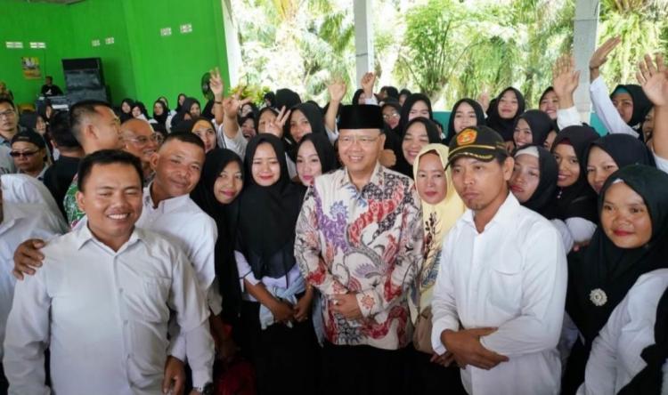 Di Bengkulu, Pemetik Kelapa Sawit Lebih Beruntung Ketimbang Pegawai Honorer?
