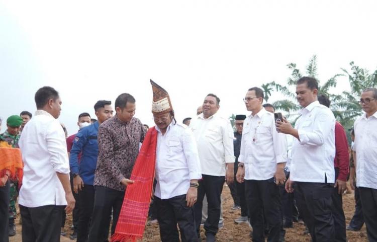 Mentan SYL Tanam Jagung di Kebun Sawit di Serdang Bedagai