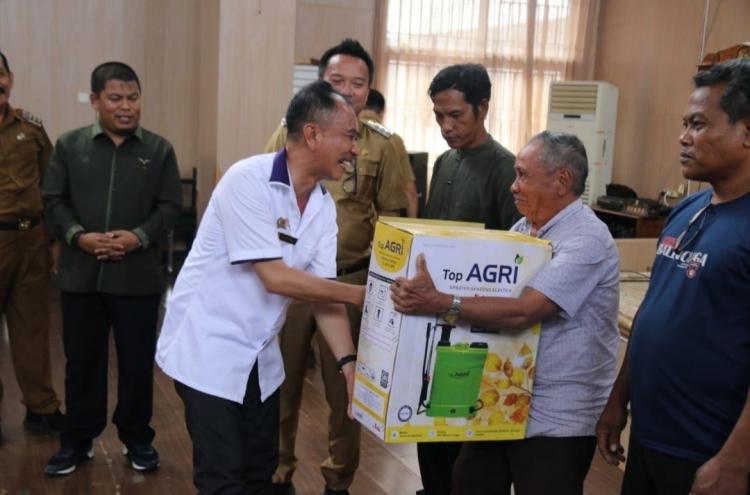 Ratusan Bantuan Diserahkan ke Petani, Peternak, dan Penyuluh Pertanian