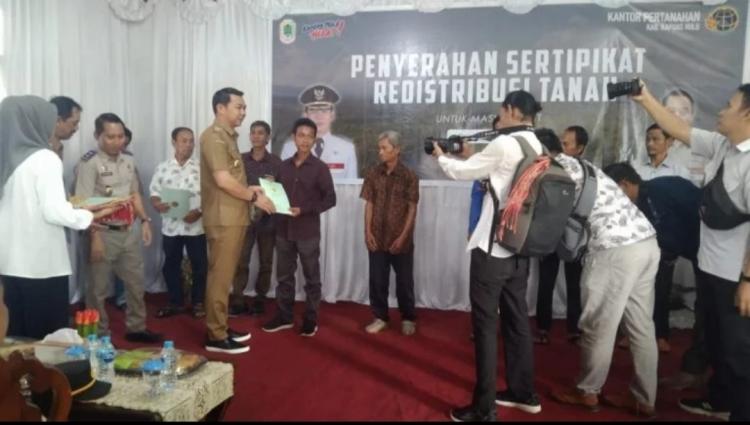 Terima Sertifikat TORA, Ratusan Transmigran Full Senyum