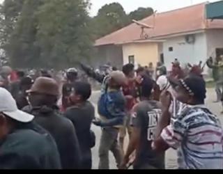 Tuntut Pembayaran Gaji, Karyawan Korporasi Ini Bentrok dengan Polisi