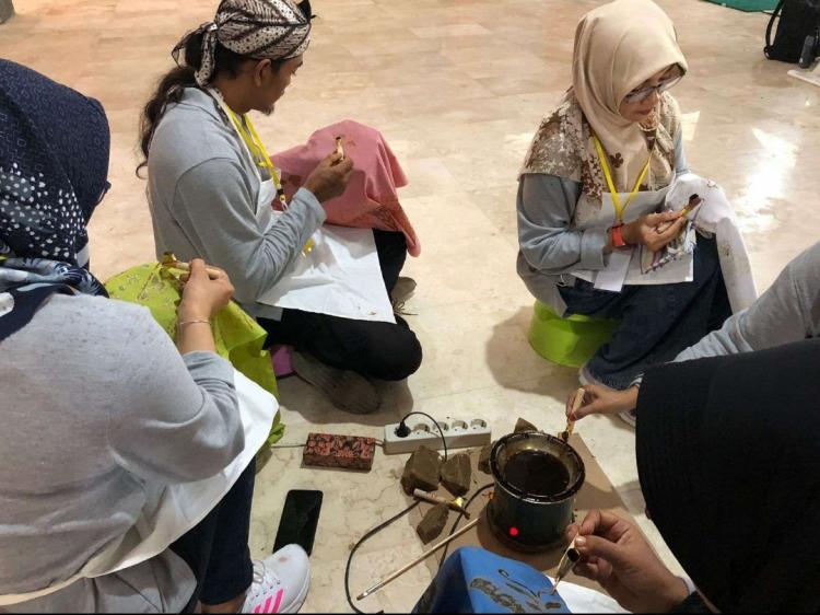 Pembatik Jateng Dikenalkan dengan Malam dan Pewarna Alami dari Sawit